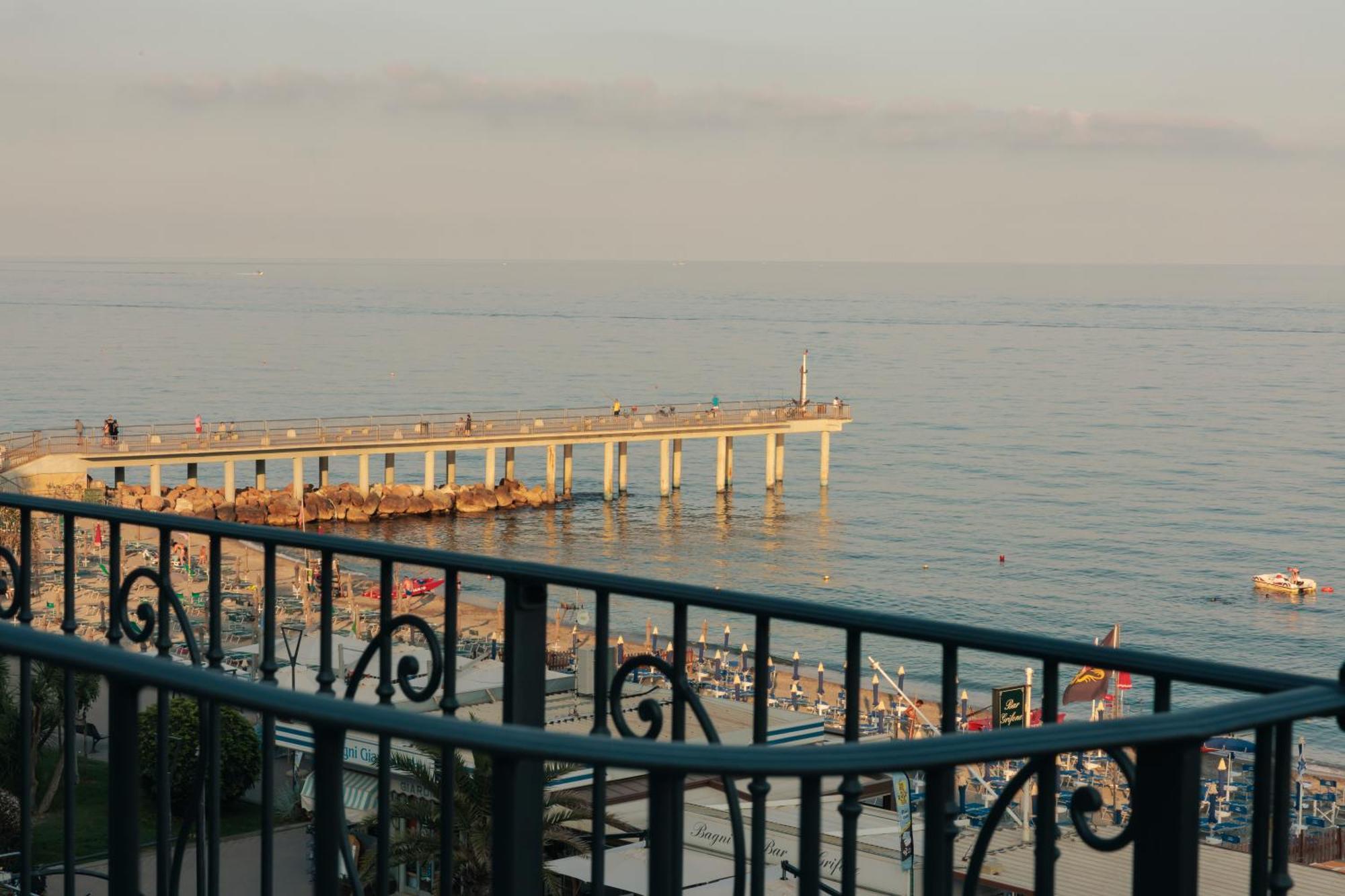 A'Mare Boutique Hotel & Spa Пиетра Лигуре Екстериор снимка