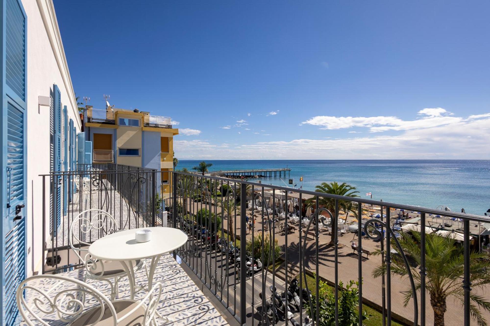 A'Mare Boutique Hotel & Spa Пиетра Лигуре Екстериор снимка