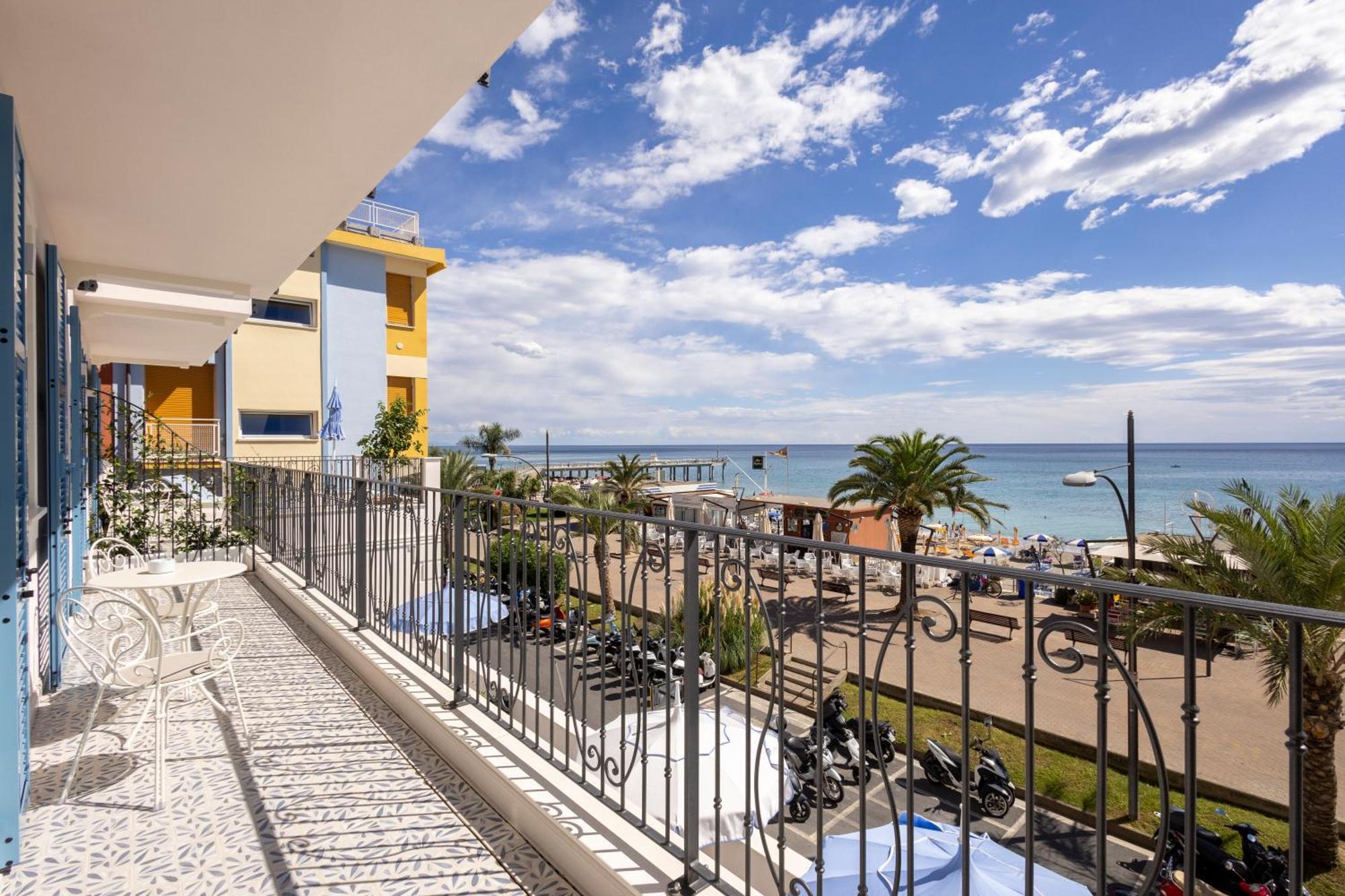 A'Mare Boutique Hotel & Spa Пиетра Лигуре Екстериор снимка